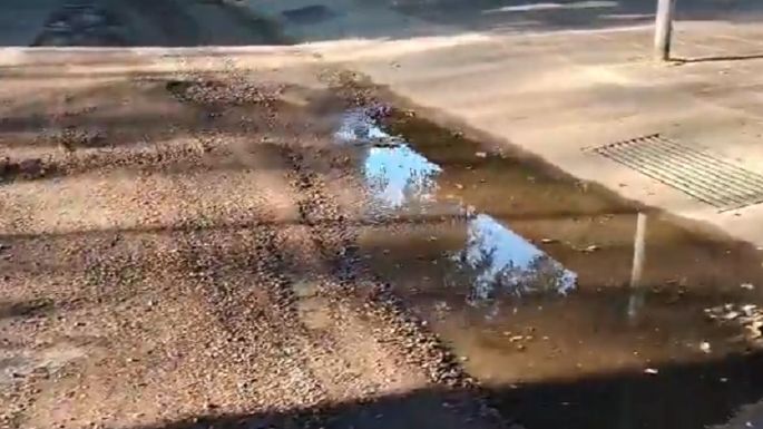 La pérdida de agua de cada día: riesgo en una calle de Ciudad