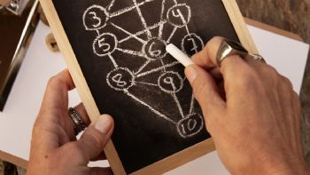 Numerología del lunes 8/12: abundancia y desafíos de poder