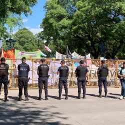 Cornejo viajó a Buenos Aires y los ambientalistas se manifiestan frente a la Legislatura