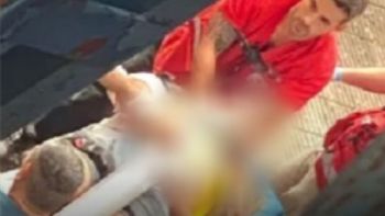 Un hincha de Gimnasia cayó desde la tribuna en el clásico y está grave