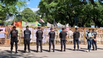 Cornejo viajó a Buenos Aires y los ambientalistas se hacen sentir en la Legislatura