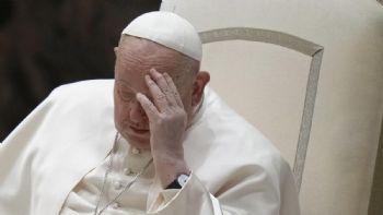 Revelan una conspiración vaticana de Epstein y un ex asesor de Trump: “Derribaremos a Francisco”