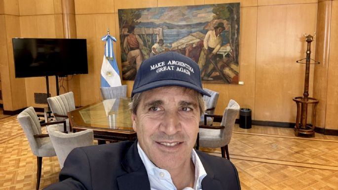 Tras el desplome del dólar, Caputo exigió disculpas
