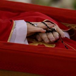 El Vaticano difundió las primeras imágenes del féretro del papa Francisco