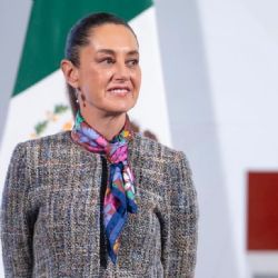 Detienen a un hombre que tocó y besó a la presidenta de México durante una recorrida