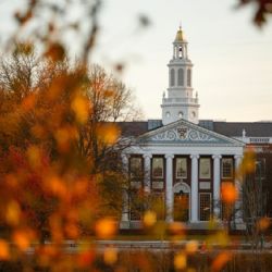 Harvard arremete contra Trump porque el recorte de subsidios
