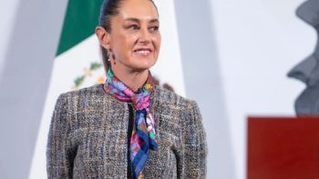 Detienen a un hombre que tocó y besó a la presidenta de México durante una recorrida