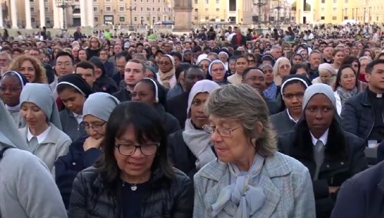 Miles de fieles se reunieron para rezar por “el eterno descanso” del papa Francisco