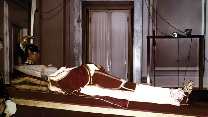 El insólito caso de Pío XII, el papa que explotó en sus funeral 
