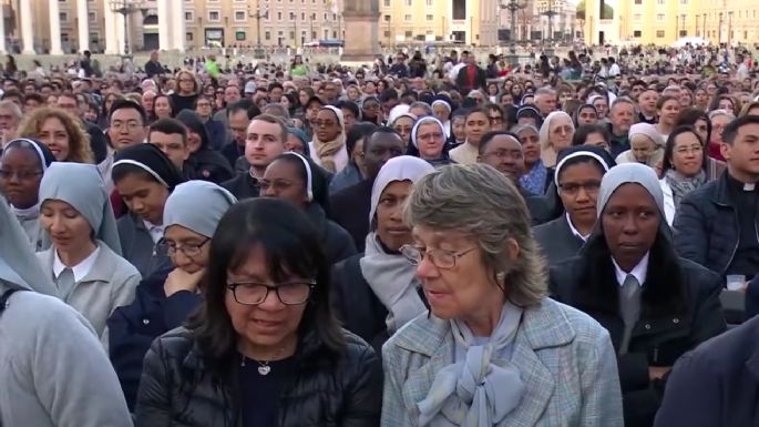 Miles de fieles se reunieron para rezar por “el eterno descanso” del papa Francisco