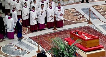 Una monja rompió el protocolo y lloró junto al ataúd del papa Francisco