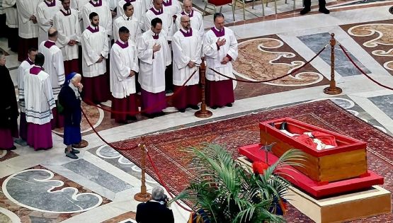 Una monja rompió el protocolo y lloró junto al ataúd del papa Francisco