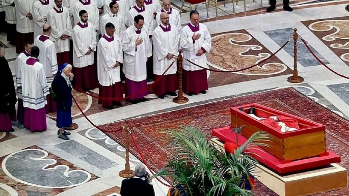 Una monja rompió el protocolo y lloró junto al ataúd del papa Francisco