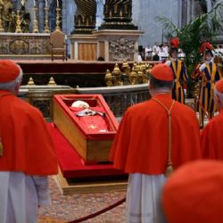 Una marea de fieles despidió al papa Francisco en la Basílica de San Pedro