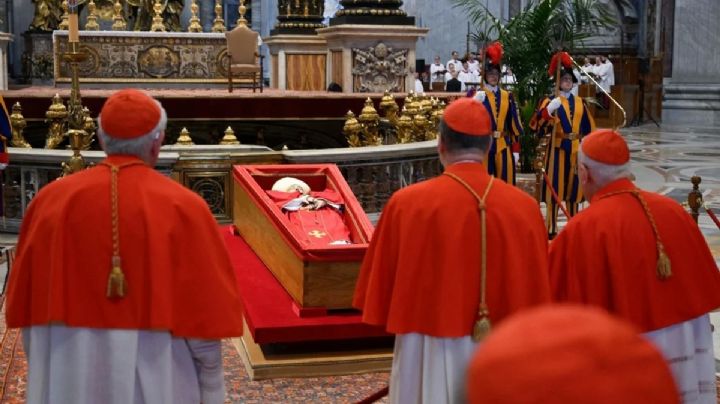 Una marea de fieles despidió al papa Francisco en la Basílica de San Pedro
