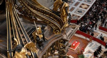Cerraron el féretro del papa Francisco y comienzan los preparativos para el funeral