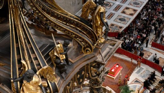 Cerraron el féretro del papa Francisco y comienzan los preparativos para el funeral