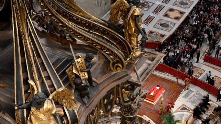 Cerraron el féretro del papa Francisco y comienzan los preparativos para el funeral