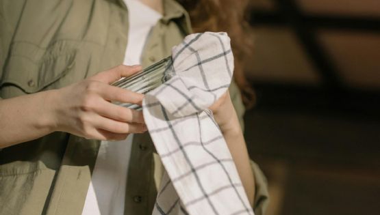 El poder del bicarbonato que mantendrá los paños de tu cocina relucientes