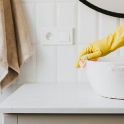 Decile adiós a los olores desagradables en el baño con este truco