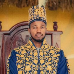 Quién es el rey más joven del mundo y a qué edad recibió su corona