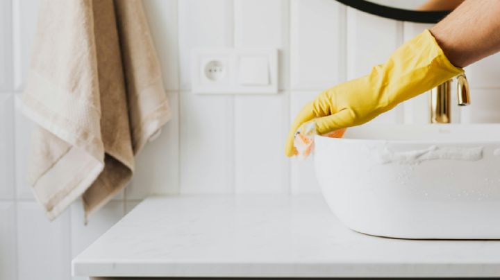 Decile adiós a los olores desagradables en el baño con este truco