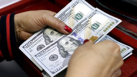 El dólar oficial volvió a cerrar a la baja 