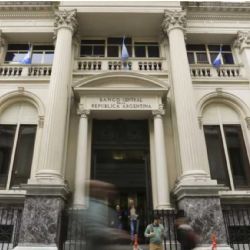 Las reservas netas negativas ya superan los US$ 7.100 millones y el Gobierno le pone velas al FMI