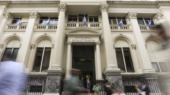 El dólar cayó $35 y se alejó de los $1.500