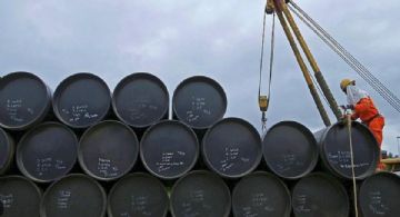 Se derrumba el precio del petróleo y cotiza por debajo de los US$60
