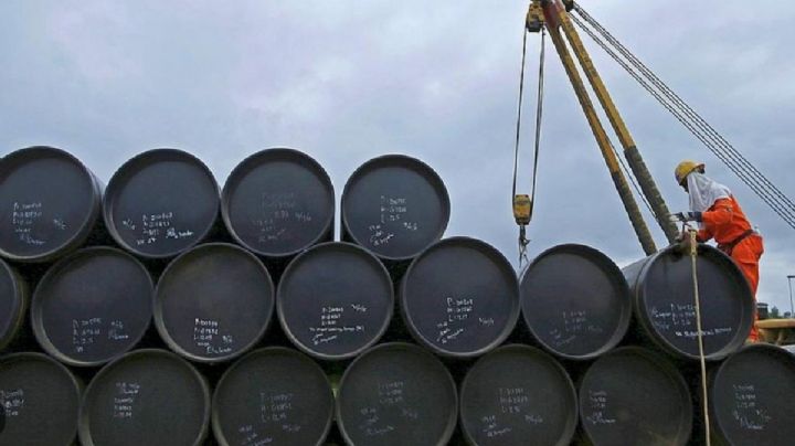 Se derrumba el precio del petróleo y cotiza por debajo de los US$60