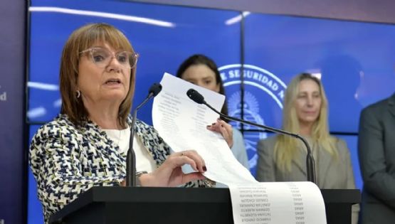 Investigan a un custodio de Cristina por usar una campera venezolana