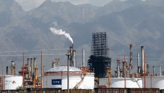 Por qué hay paro de trabajadores en la refinería de Luján