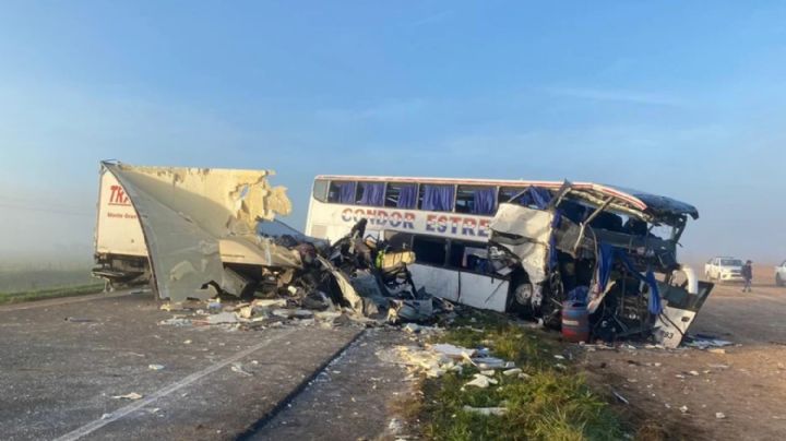 Cuatro muertos tras un choque entre un micro y un camión