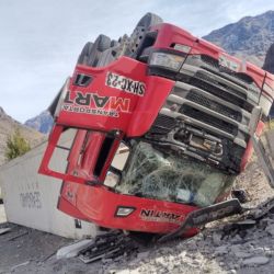 Volcó un camión en los caracoles de Chile