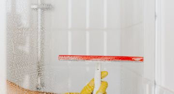 Olvídate de las molestas rayas y deja las mamparas impecables