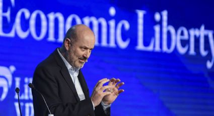 Sturzenegger defendió a los argentinos que vacacionan en el exterior y los tildó de "héroes"