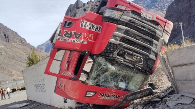Volcó un camión en los caracoles de Chile
