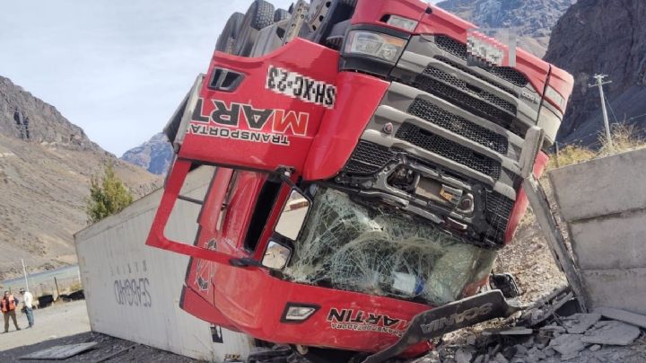 Volcó un camión en los caracoles de Chile