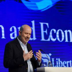 Sturzenegger aumentó los salarios de asesores, consultores y asistentes del Gobierno nacional