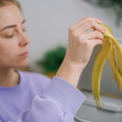 El efectivo fertilizante para el jardín con cáscaras de banana