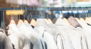 Cinco formas de sacar el olor a comida de la ropa sin lavar 