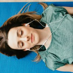 Qué es el ASMR y cómo puede ayudar a combatir el insomnio