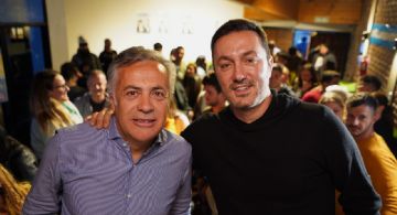 Una encuesta empuja a Cornejo hacia un acuerdo con Milei