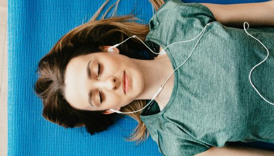 Qué es el ASMR y cómo puede ayudar a combatir el insomnio