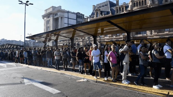 Milei limitó por decreto el derecho a huelga