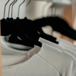 Adiós a las manchas amarillas en la ropa con este secreto