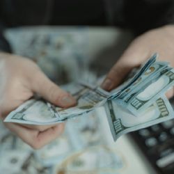 Sigue bajando el dólar