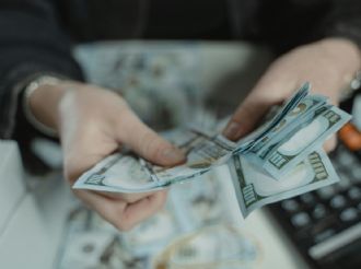 Los puntos centrales de la ley que apunta a los dólares debajo del colchón