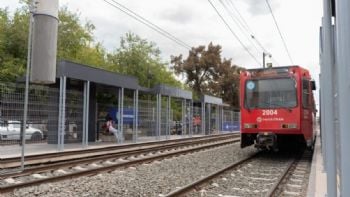 Un ciclista de 81 años está grave tras chocar contra el Metrotranvía 